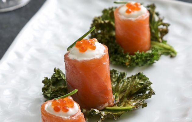 roulés de truite à la creme d’isigny AOP sur chips de chou kale