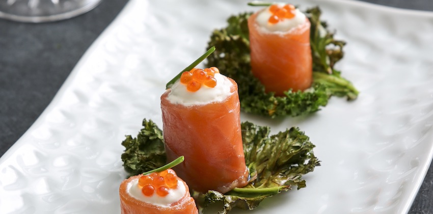 roulés de truite à la creme d’isigny AOP sur chips de chou kale